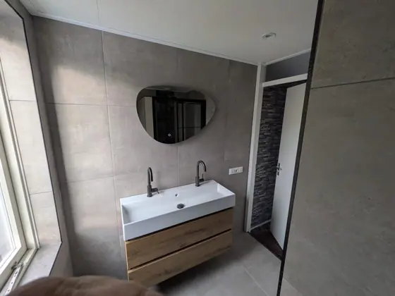 Gerenoveerde badkamer in IJsselmuiden met zwevend badkamermeubel