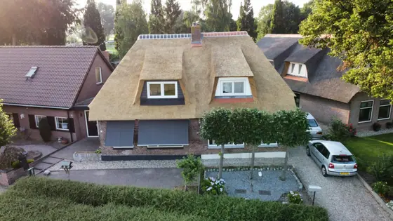 Dakrenovatie van rieten dak door Klusbedrijf Wajer, foto 10 van 11