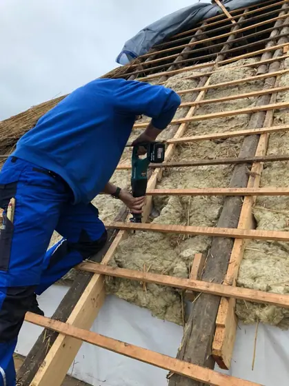 Dakrenovatie van rieten dak door Klusbedrijf Wajer, foto 2 van 11