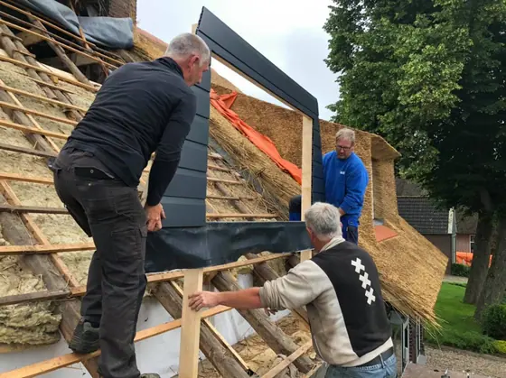Dakrenovatie van rieten dak door Klusbedrijf Wajer, foto 4 van 11