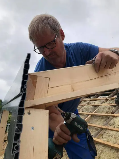 Dakrenovatie van rieten dak door Klusbedrijf Wajer, foto 7 van 11